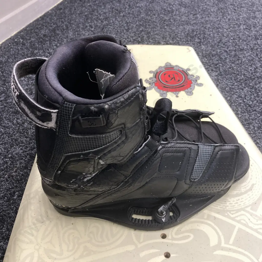 Ronix Vault 134 Wakeboard With 1.75" Hook Fins & Ronix District Boots Image 1++